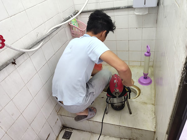 中堂管道堵塞冒臭气 专业师傅现场解决问题
