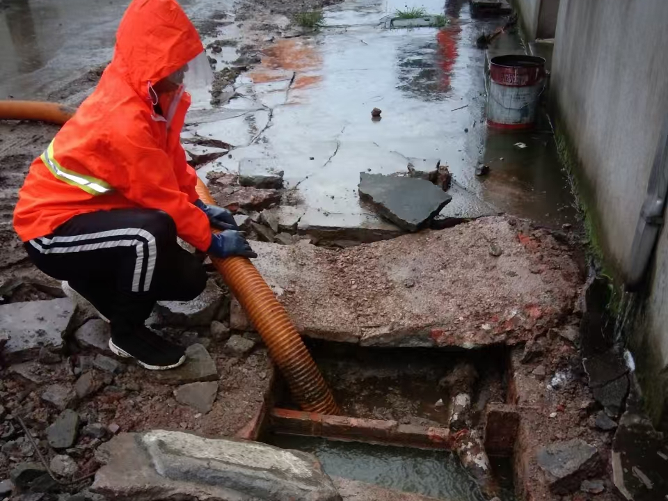 中堂专业清理污水池 炜誉市政以规范流程守护城市 “肠道”