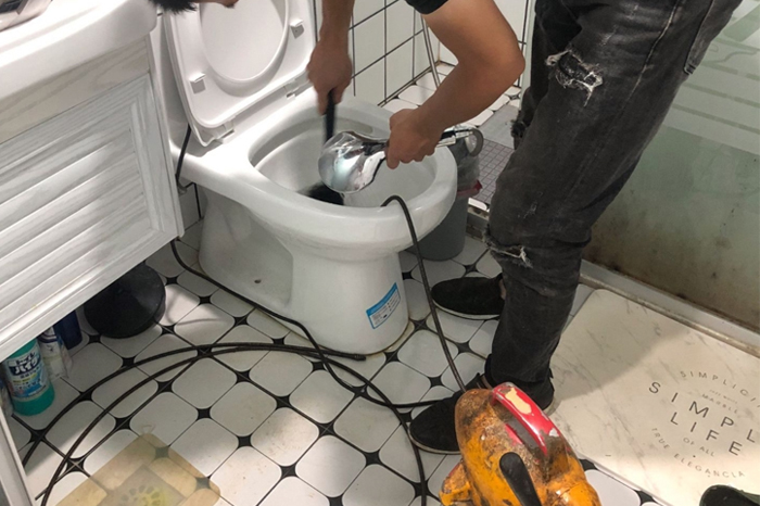 中堂马桶堵塞自己疏通还是找师傅?专业上门服务让你省时更省心